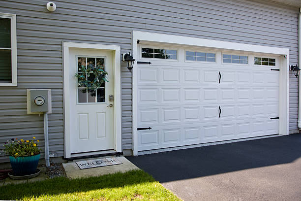 24/7 Emergency Garage Door Panel Replacement experts in River Hills, WI